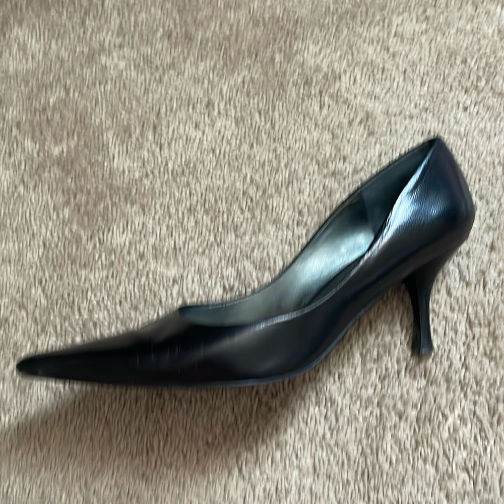 Black pumps